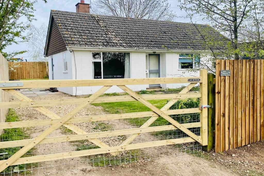 Cheerful 3 Bedroom Bungalow With Indoor Fire Place Gloucester Exterior foto