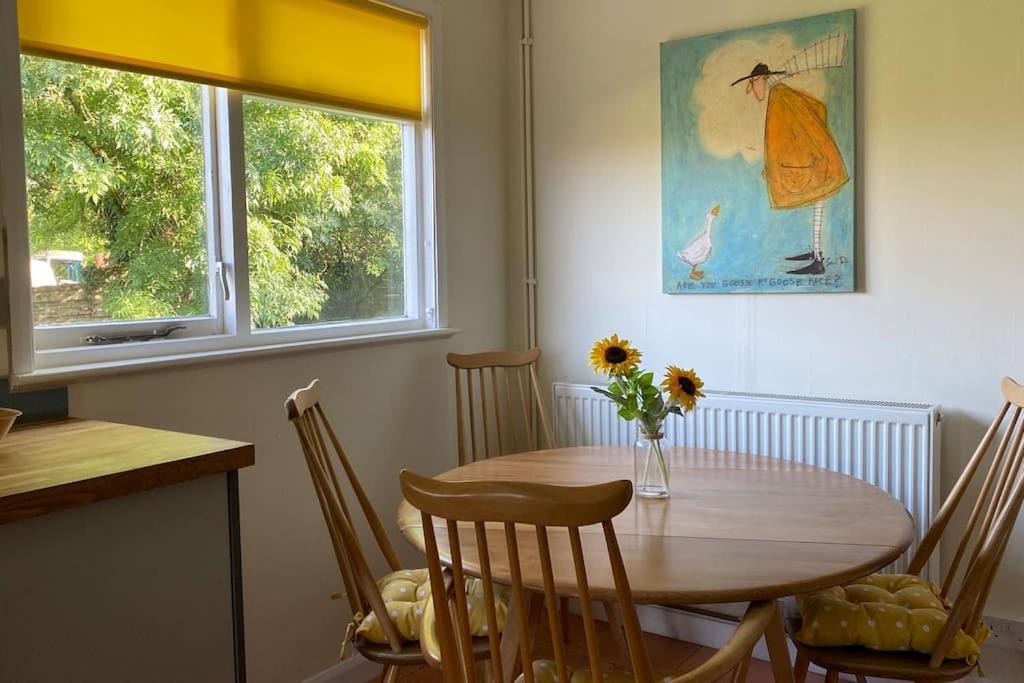 Cheerful 3 Bedroom Bungalow With Indoor Fire Place Gloucester Exterior foto