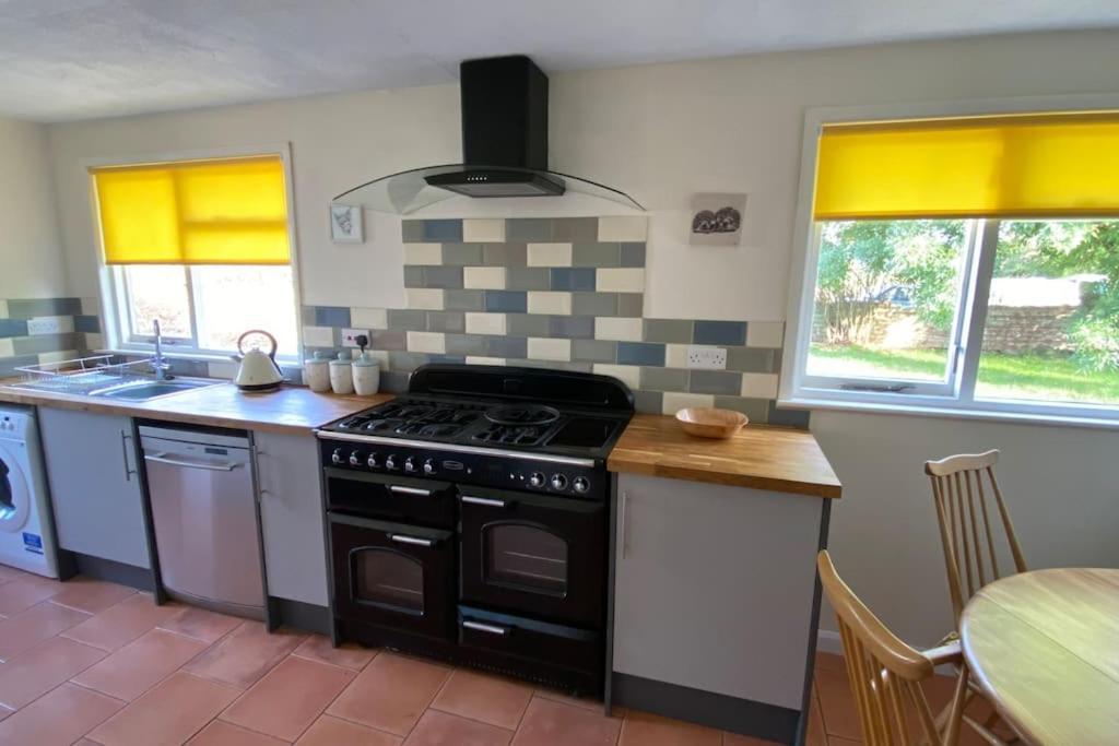 Cheerful 3 Bedroom Bungalow With Indoor Fire Place Gloucester Exterior foto