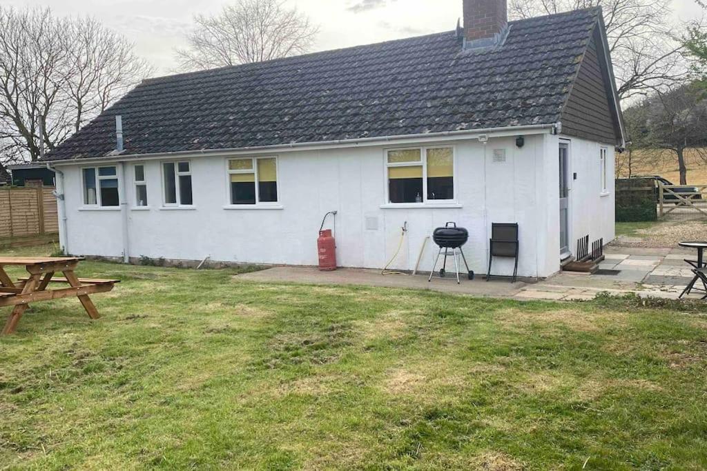 Cheerful 3 Bedroom Bungalow With Indoor Fire Place Gloucester Exterior foto